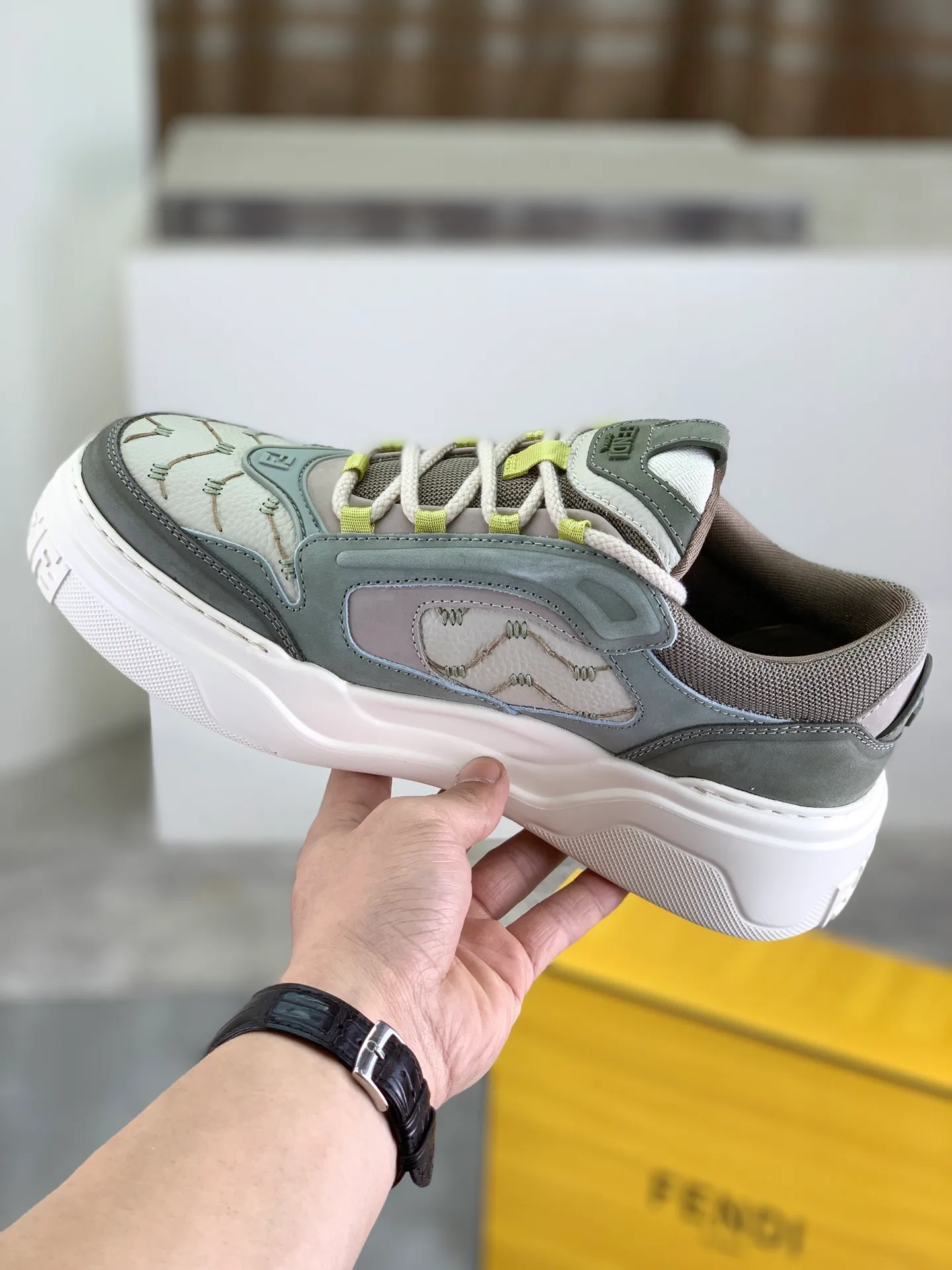 Men's Men's Shoes 💰P800 New Style 💰💎💎💎Summer Hot Style [FENDI Fendi] Top Version 🆕New slip-on sneakers, wavy soles engraved with original words. Embossed Fendi Flow lettering on the heel. The upper is made of high-end calfskin and breathable materials. Original lining with tone-on-tone details decorated with innovative handcrafting techniques. Ultra-light and wear-resistant TPU and IP foam soles, overall lightweight and comfortable. Size:39-44 (38 45 can be customized)